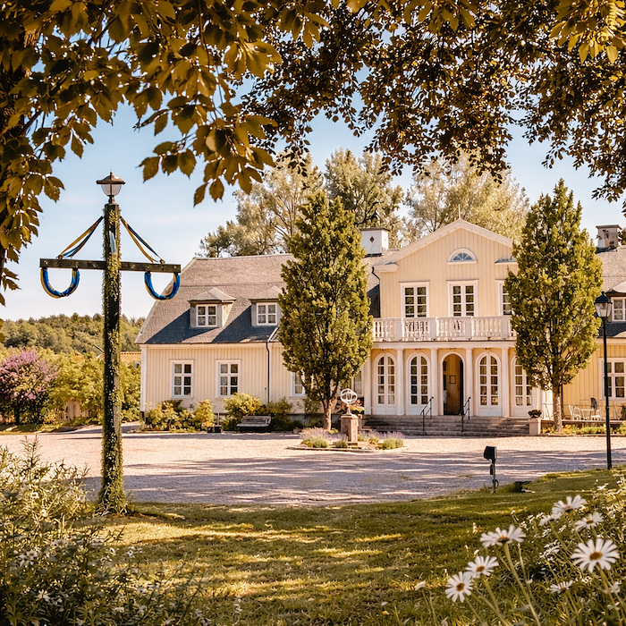 Primärbild av Midsommar på herrgård i Bohuslän