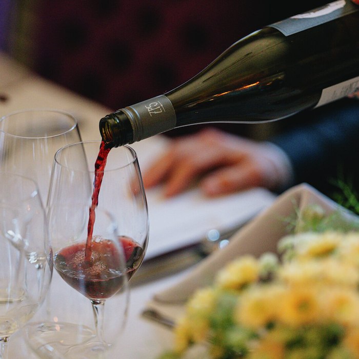 voucher-Osttallrik med ett glas vin