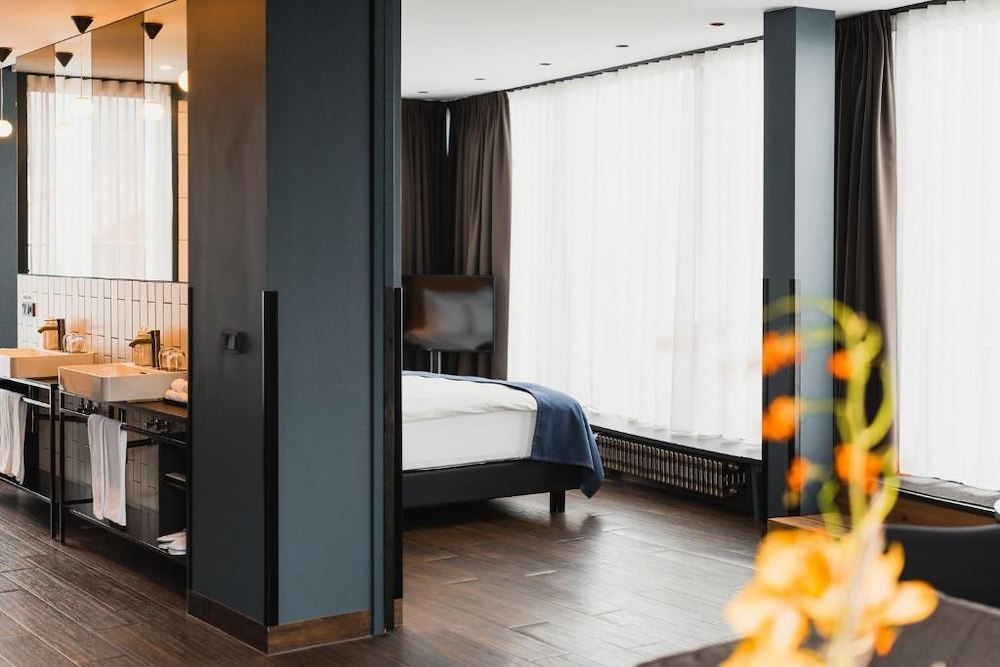 Stay Longer. 4+ Nights (NR)