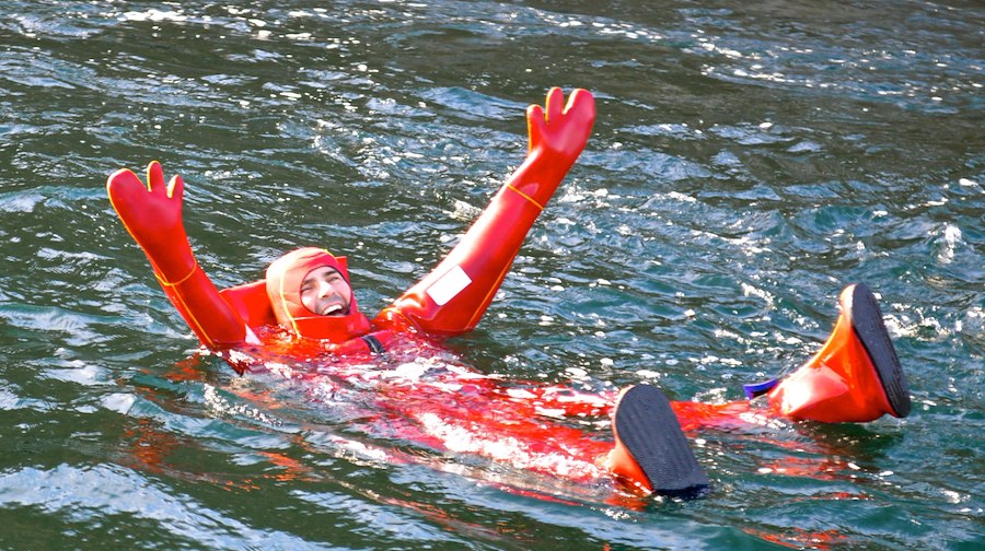 Jump into the sea! Arctic bathing & bodyrafting