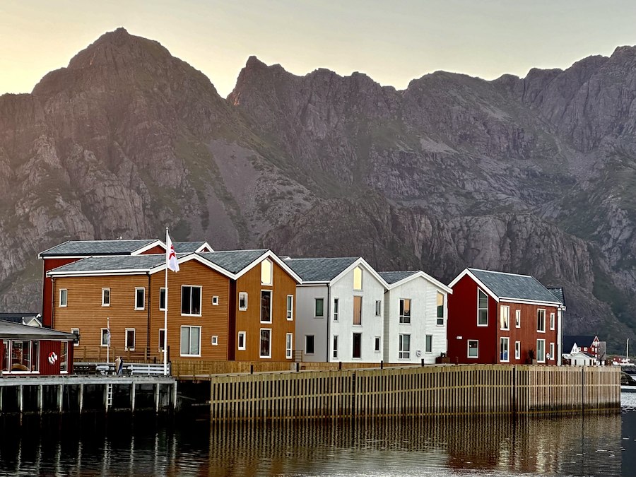 Primærbilde av Stay 3, Pay 2 – Midnight Sun Escape