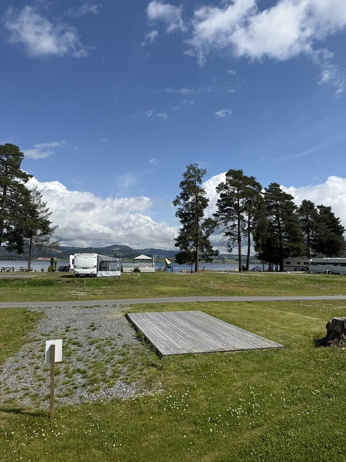Campingplass E1 med egen platting