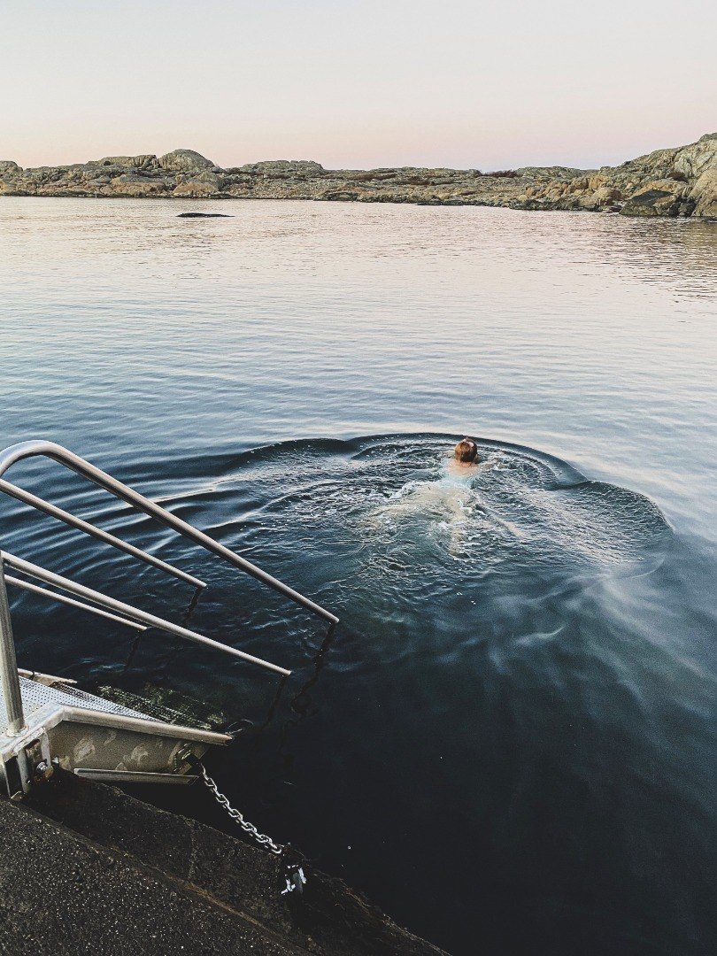 Vintermys Med Kallbad På Klipporna