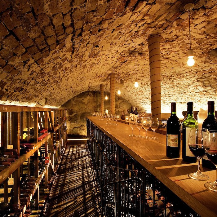 voucher-Champagneprovning i vinkällaren lördagar 17.00