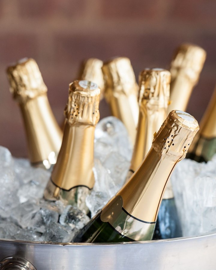 En flaska kyld champagne på rummet