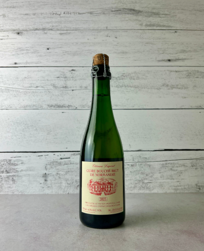 En flaska kyld Cider Brut Normandie