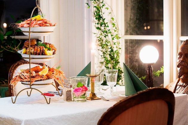 Boka Captain Pihls hotel package & shrimp dinner på Strandflickornas Havshotell