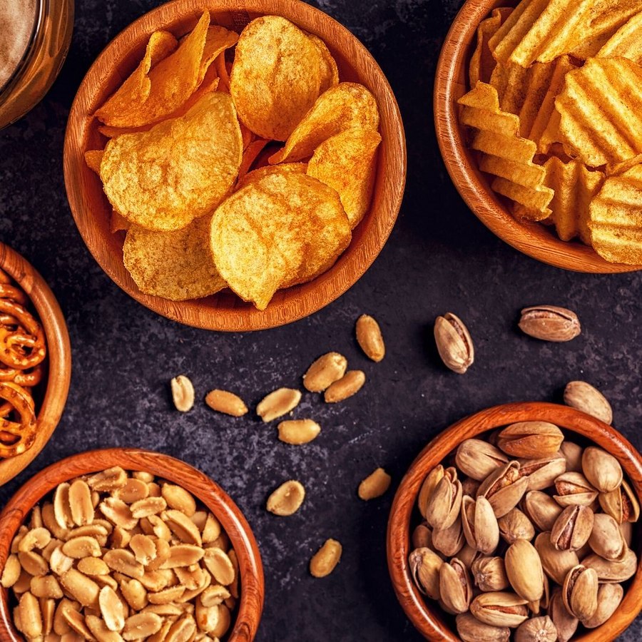 En påse chips samt blandade nötter