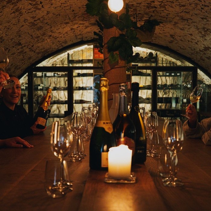 voucher-Champagneprovning i vinkällaren lördagar 17.00