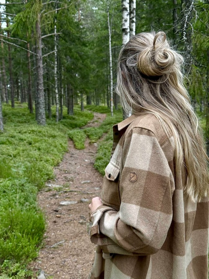 Stille meditativ skogsvandring