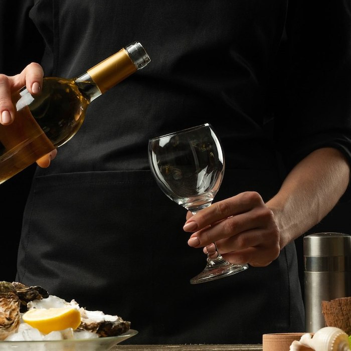 voucher-Osttallrik med ett glas vin