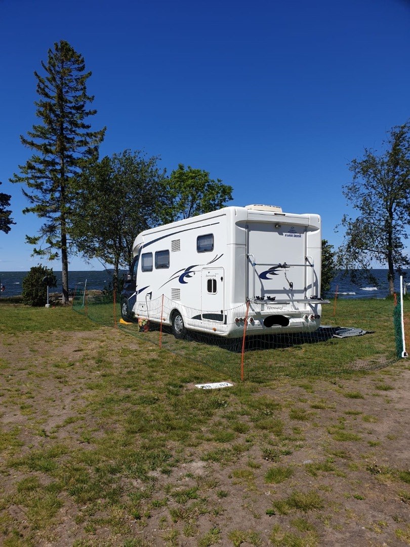 Kampeerplaats caravan/camper met elektriciteit (blauwe zone "Panorama")