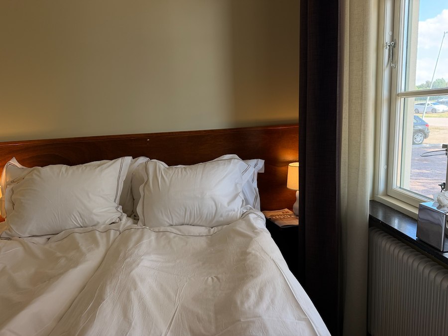 Queen Room 140 cm – Shared Bathroom