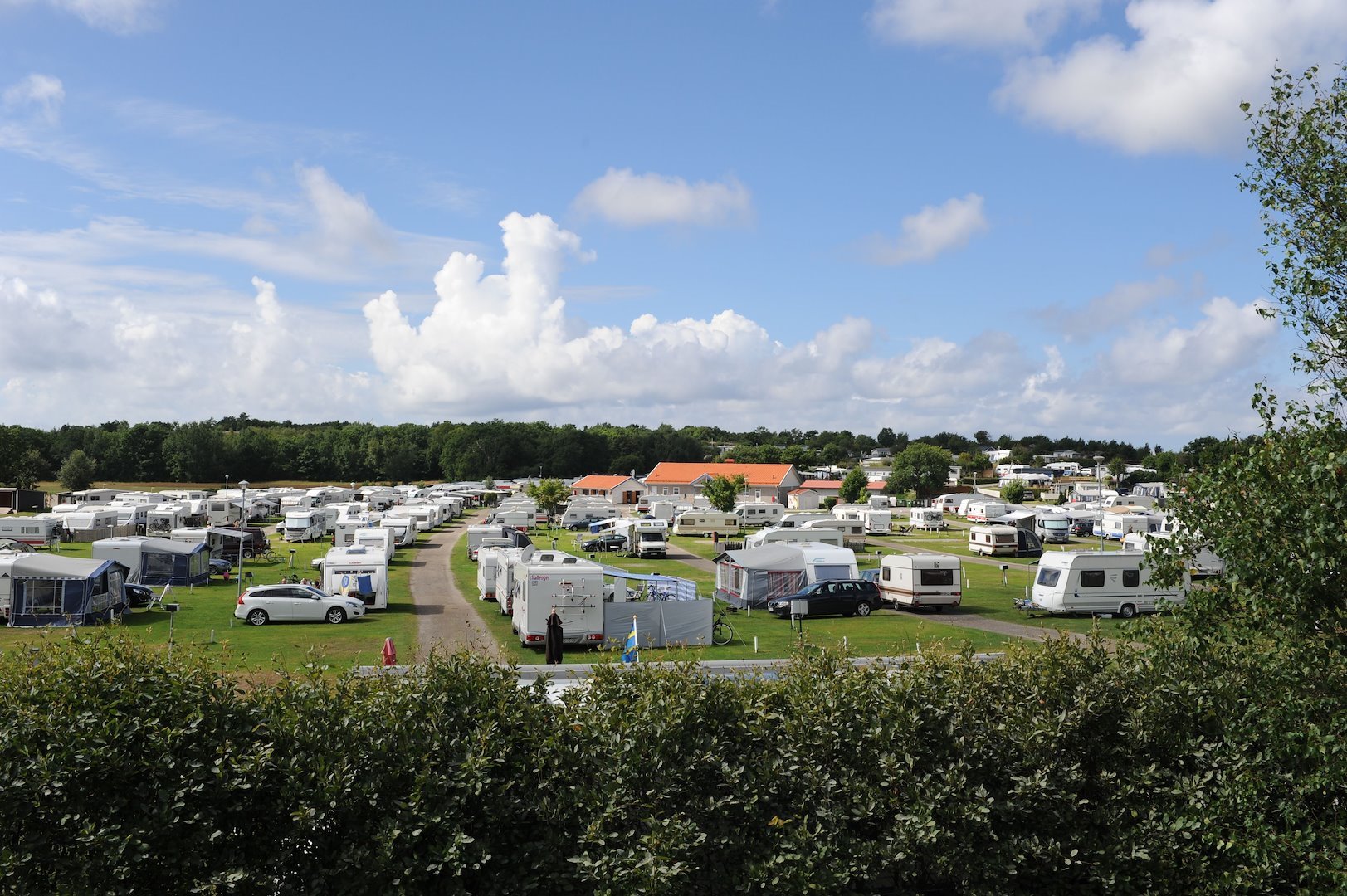 Kampeerplaats caravan/stacaravan/tent met elektriciteit - gras