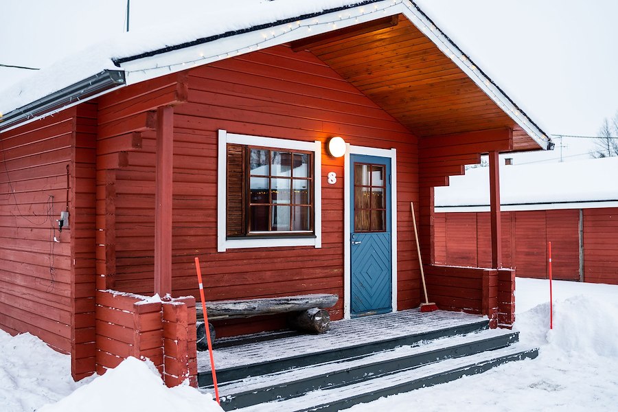 Mökki kolmelle suihkulla