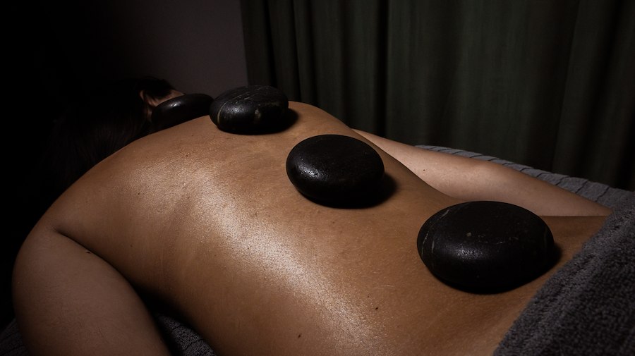 NORDIC HOT STONEMASSAGE 50MIN / 1050 KR