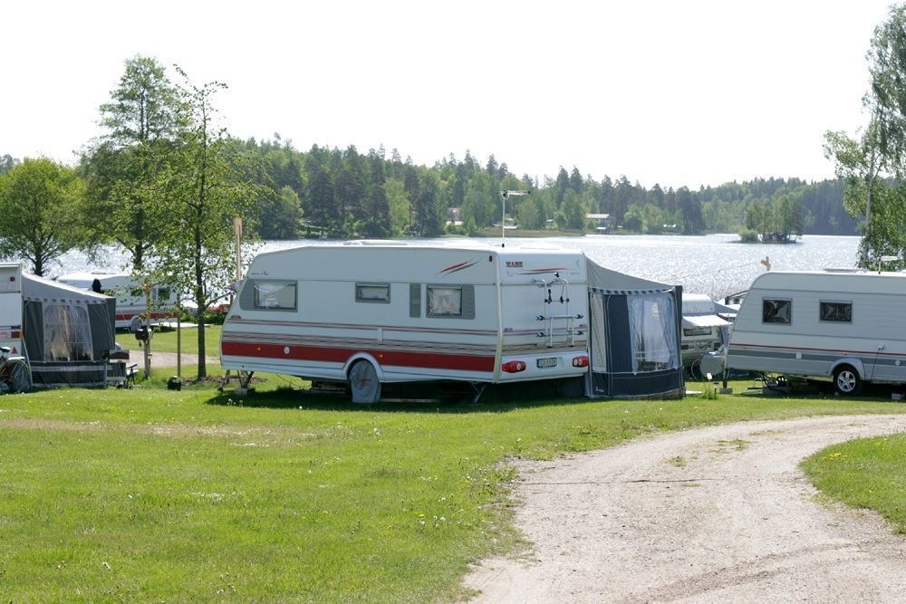Emplacement de camping pour caravanes/camping-cars/tentes avec électricité.