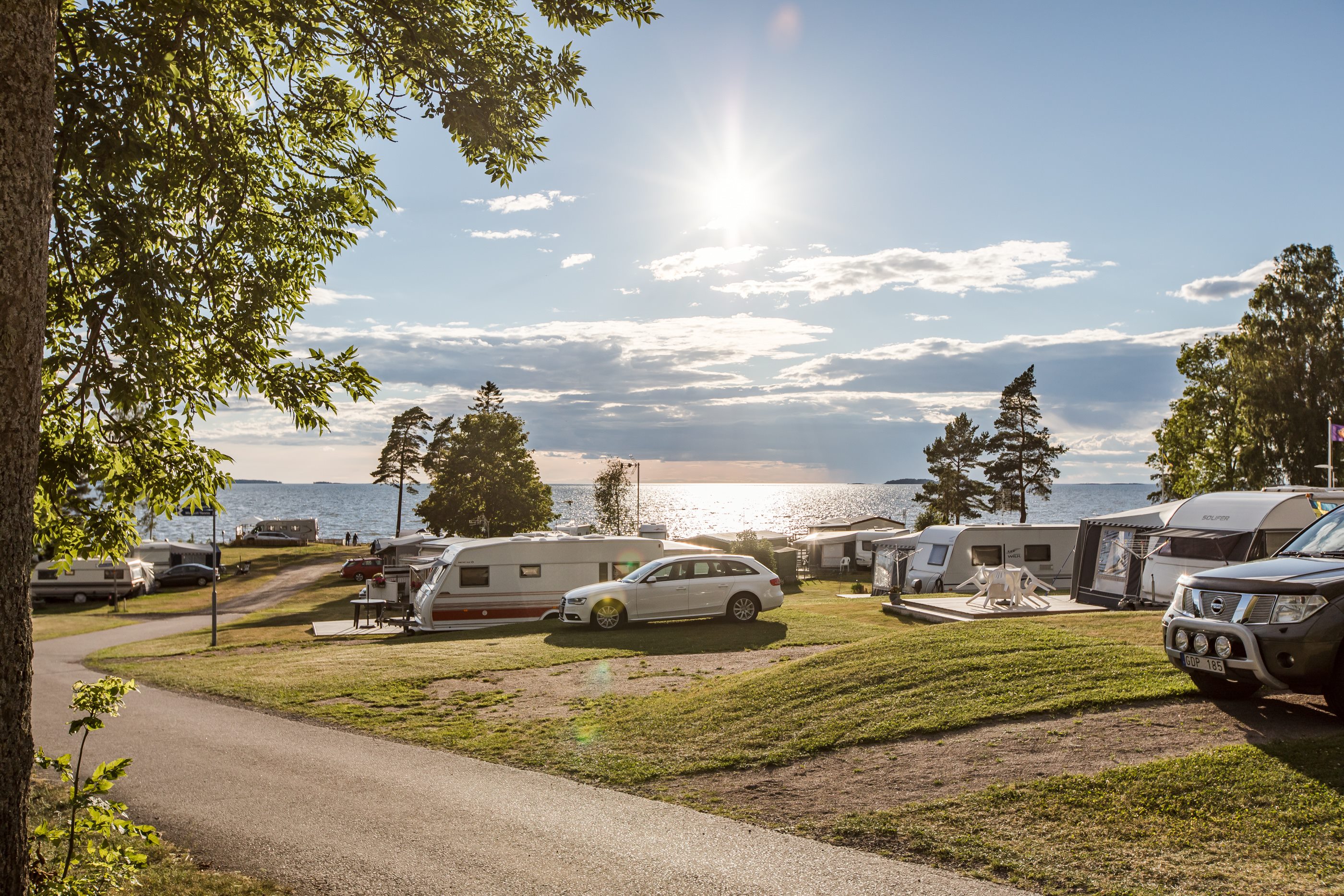 Emplacement de camping caravane/camping-car 80-100 m² avec électricité (zone rouge)