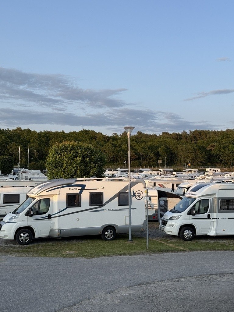 Campingplatz  inkl Strom – max. 8 Meter (Gras)