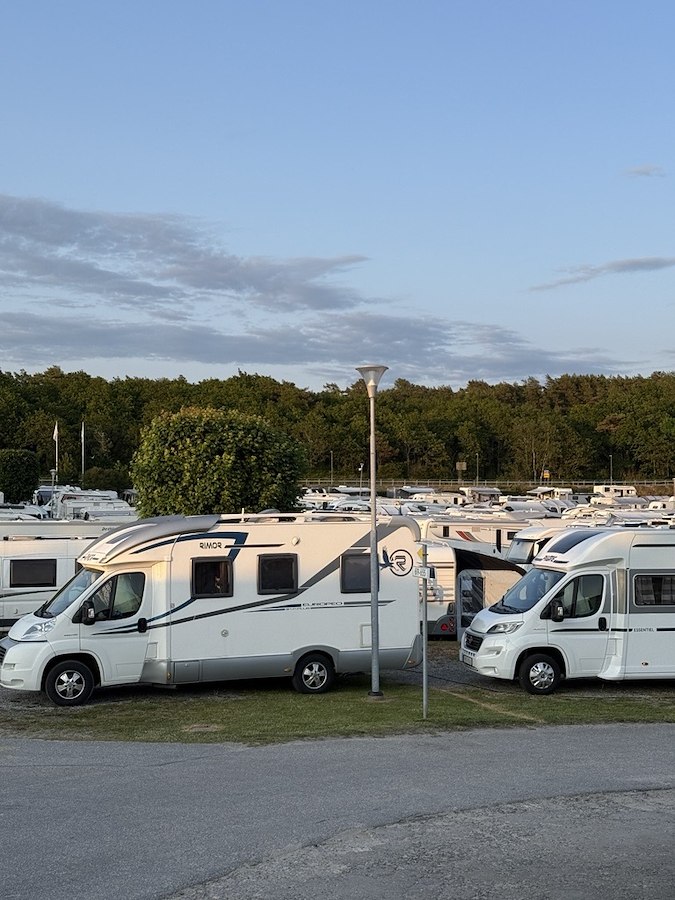 Camping plot including electricity - max 8 meters (Grass)