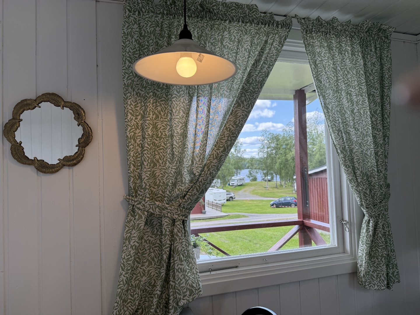 Ferienhaus Nr. 2 mit Wasser (2 Betten, ohne WC/Dusche)