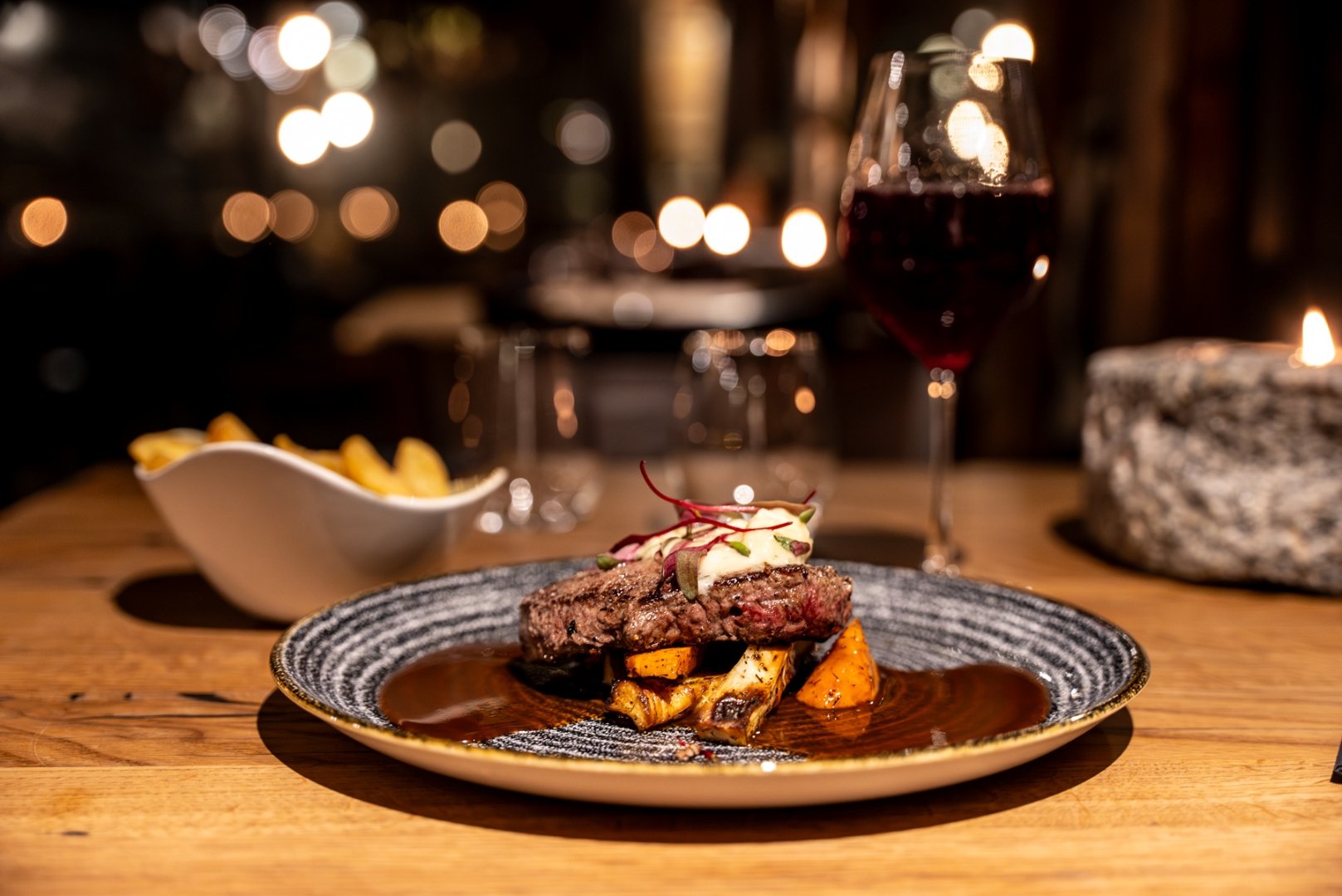 PÖYTÄVARAUS: Bistro - à la carte & Tulimenu