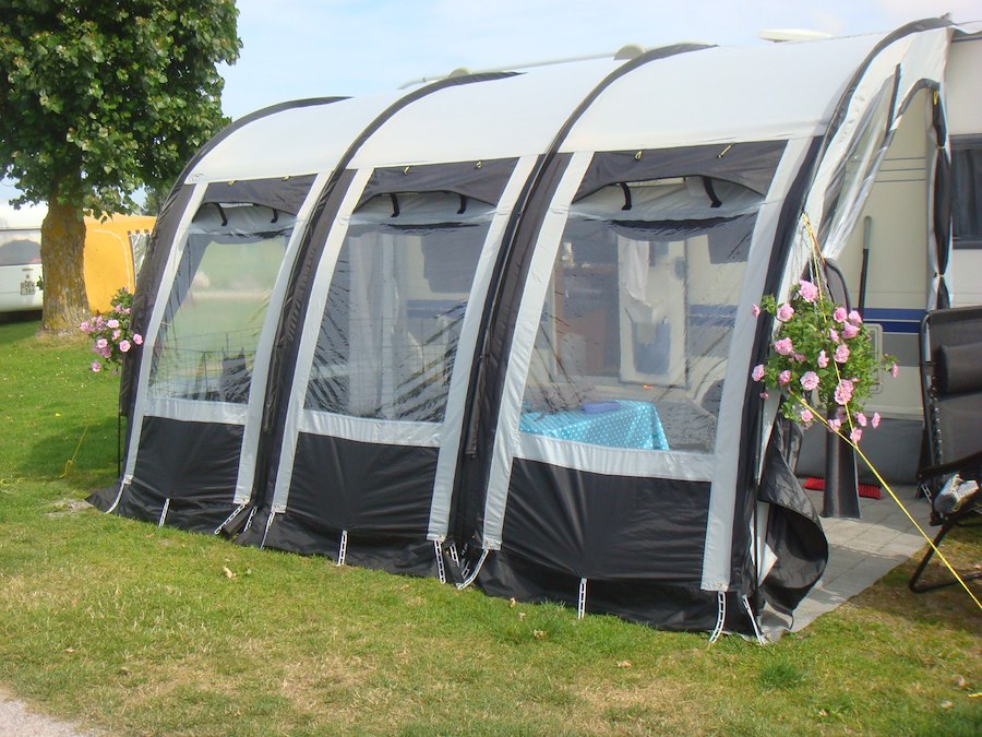 Camping pitch Purple caravan/motorhome with electricity