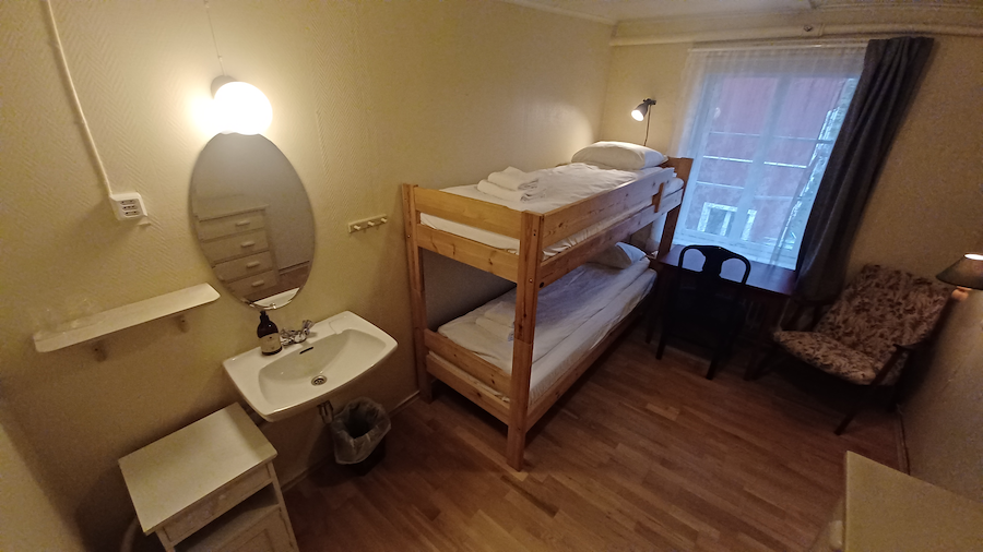 Økonomirom med køyeseng og bad på korridor