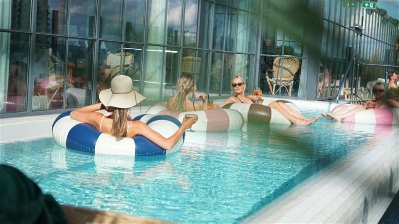 Let´s Deal - Övernatting inkl. Pool Club