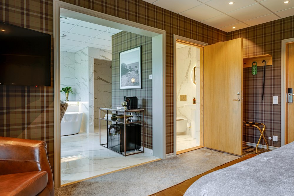 Additional image 3/4 of Suite
