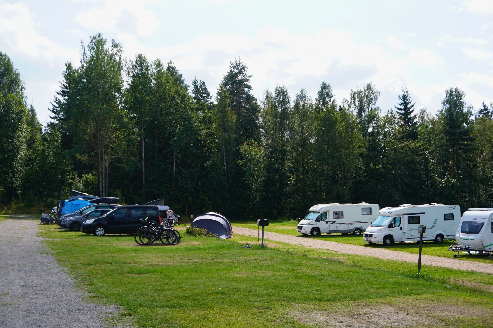 Campingstellplatz mit Strom, max. 9 Meter inklusive Deichsel