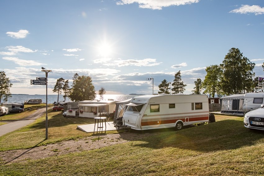 Emplacement de camping caravane/camping-car 120-140 m² avec électricité (zone verte)