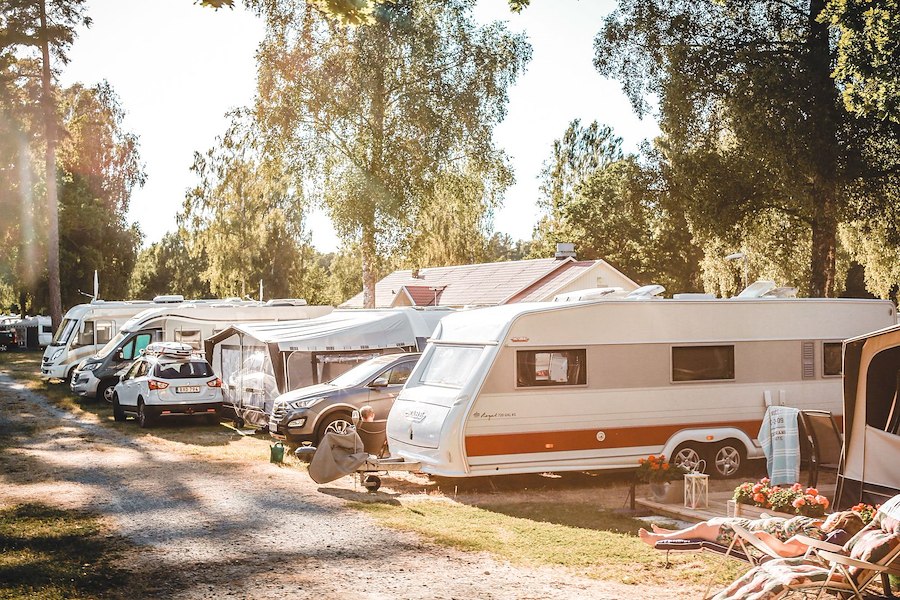 Camping Stellplatz Wohnwagen/Wohnmobil/Zelt mit Strom 80-100 qm