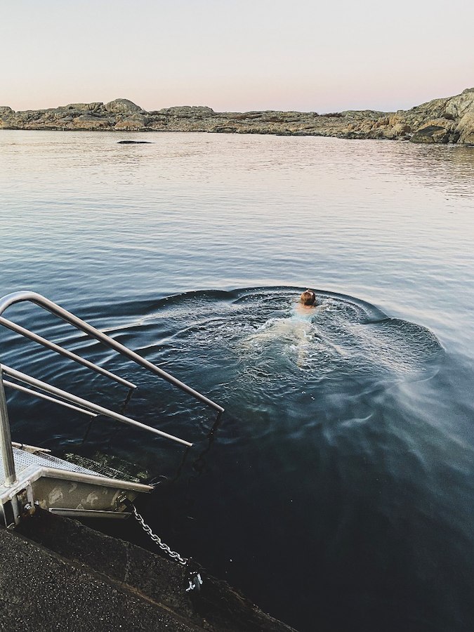 Winter coziness with cold baths on the rocks