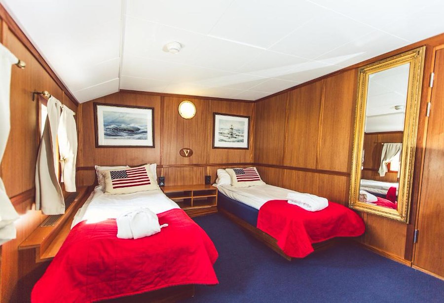 Twin room with shared bathroom