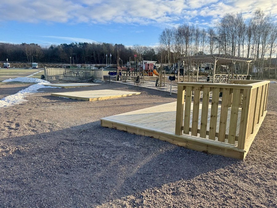 Motorhome pitch including electricity - max 11 meters (Gravel/Decking)