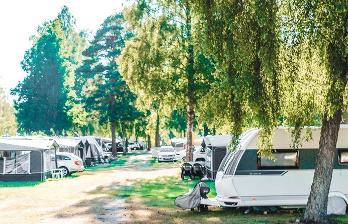 Kampeerplaats caravan/stacaravan/tent met elektriciteit/water 80-100 m²