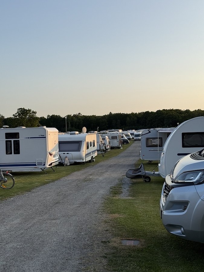 Camping plot incl. electricity - max 8 meters (Gravel/grass)