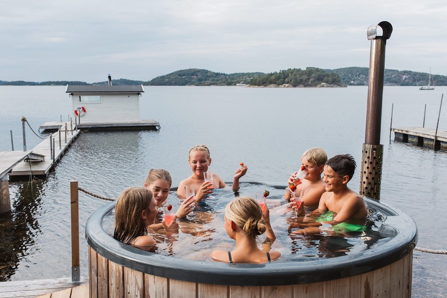 Vedeldad badtunna vid havet
