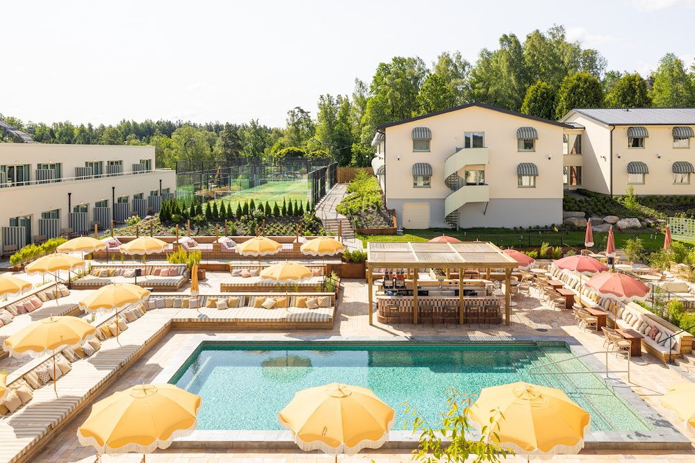 Room, Breakfast & Pool Club