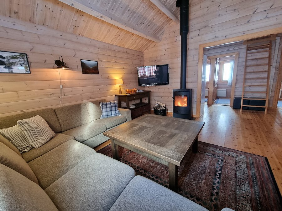 Big cabin with fireplace and loft 2-8 persons