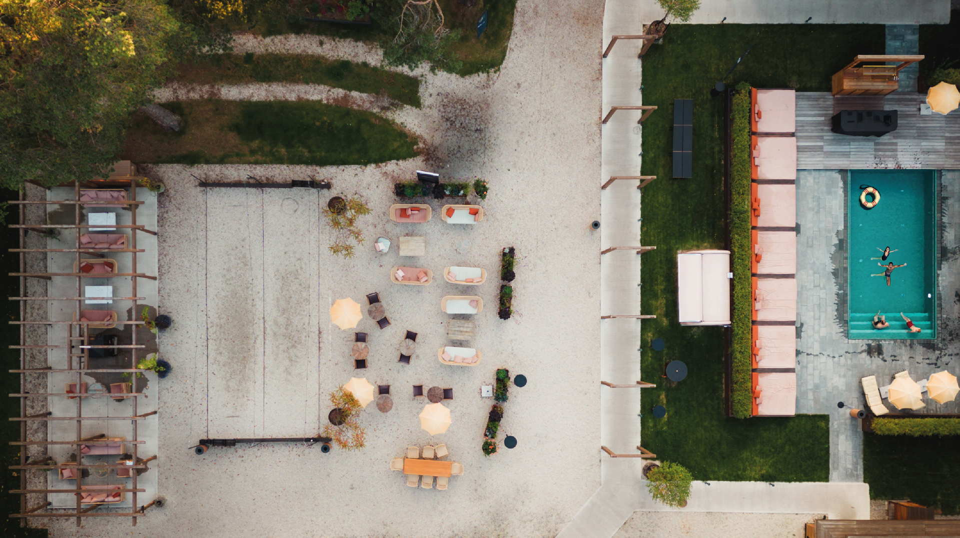 Image of COURTYARD POOL BED