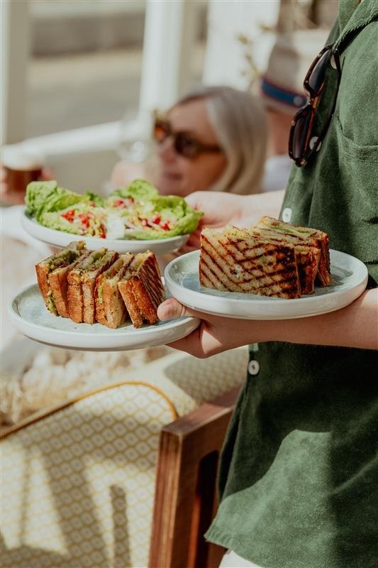 Image of RETREAT & EAT 495:-/p