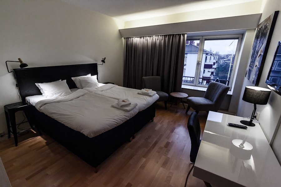 TWIN ROOMS