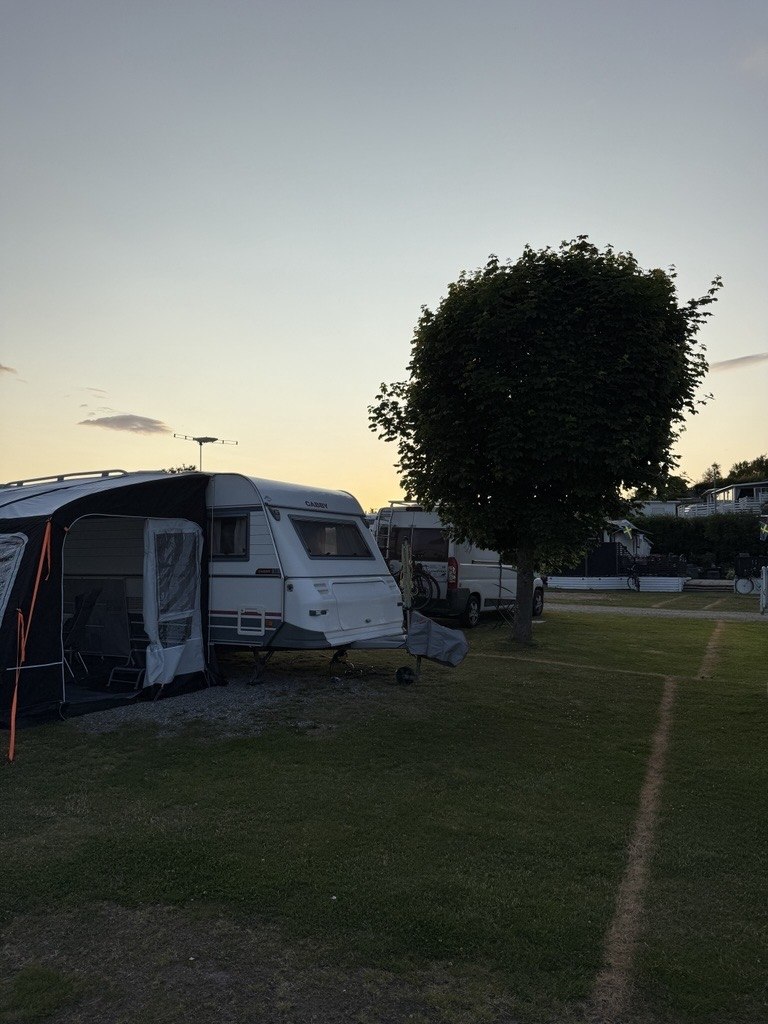 Campingplatz inkl. Stromanschluss - max. 10 Meter (Kies/Kunstrasen)