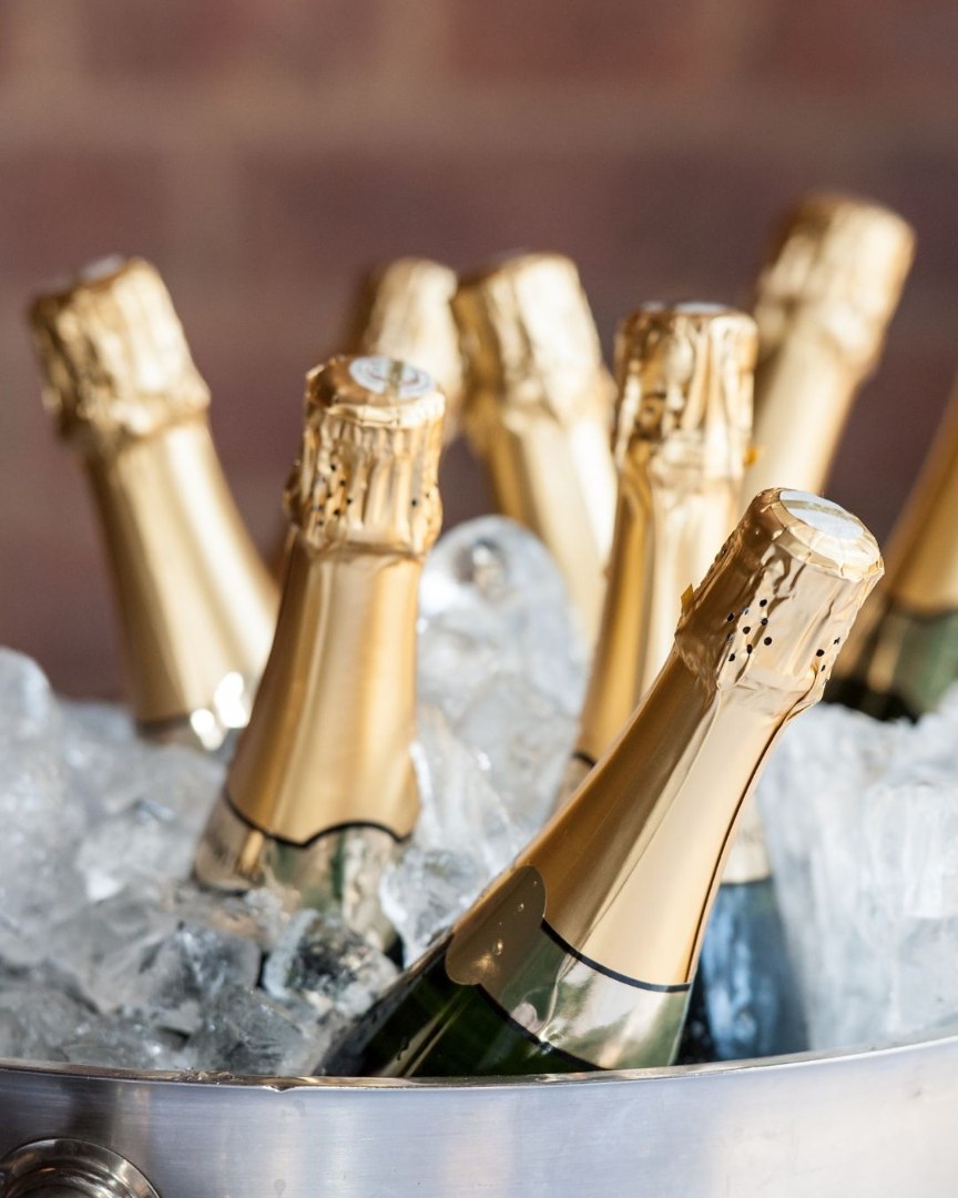 En flaska kyld champagne på rummet 