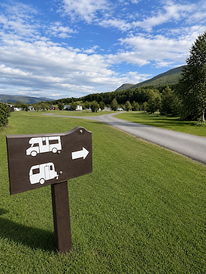 Campingtomt for bobil, campingvogn og telt som ønsker strøm image