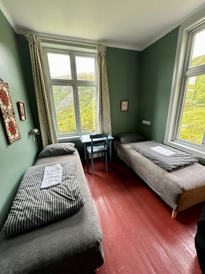 Twin room with shared bathroom