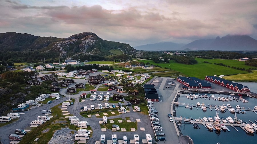 Caravanplass - Utsikt mot havna