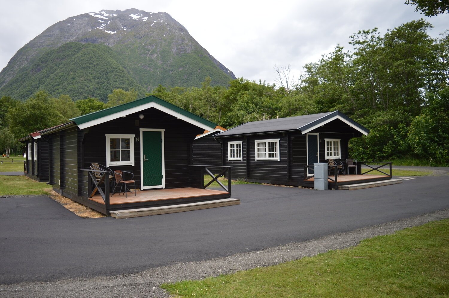 Mellomstor hytte med vann